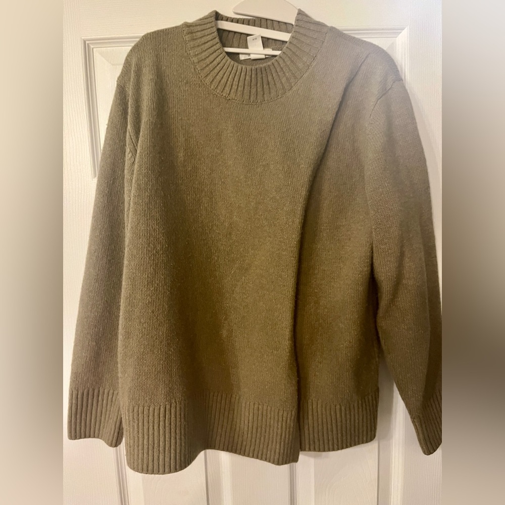 Nursing sweater (Medium)